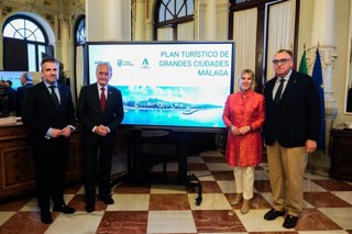 La consejera de Economía, Hacienda, Fondos Europeos y Diálogo Social y portavoz de Junta de Andalucía, Carolina España, y el consejero de Turismo, Arturo Bernal, junto al alcalde de Málaga, Francisco De la Torre, y el concejal Carlos Conde