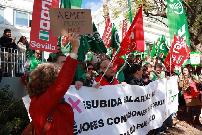 Miembros de la plantilla de la Agencia Estatal de Meteorología (Aemet) se concentra a las puertas de la delegación. A 19 de febrero de 2026, en Sevilla (Andalucía, España). 