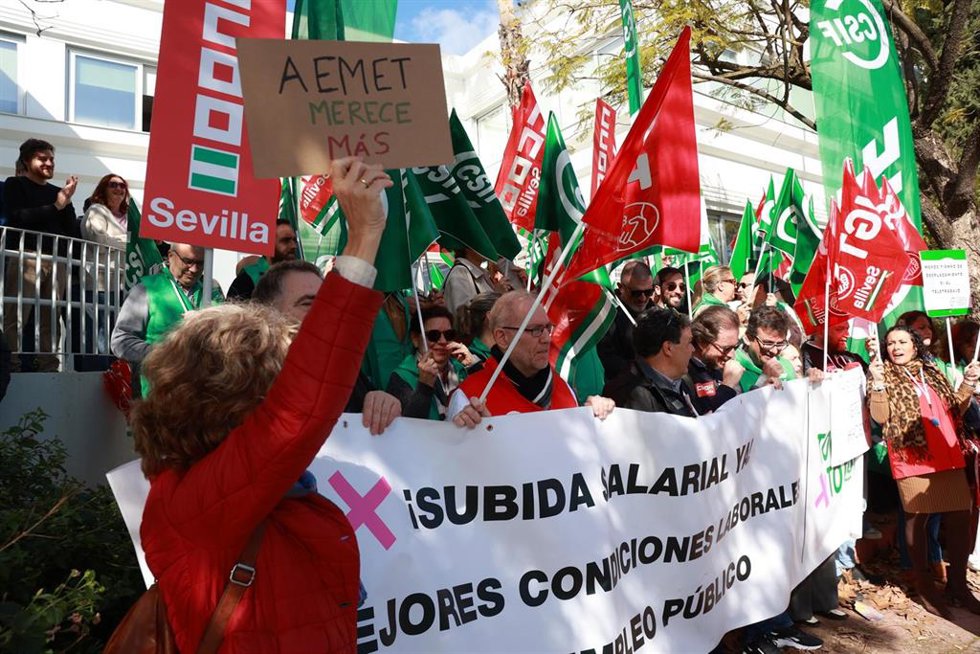 Miembros de la plantilla de la Agencia Estatal de Meteorología (Aemet) se concentra a las puertas de la delegación. A 19 de febrero de 2026, en Sevilla (Andalucía, España).