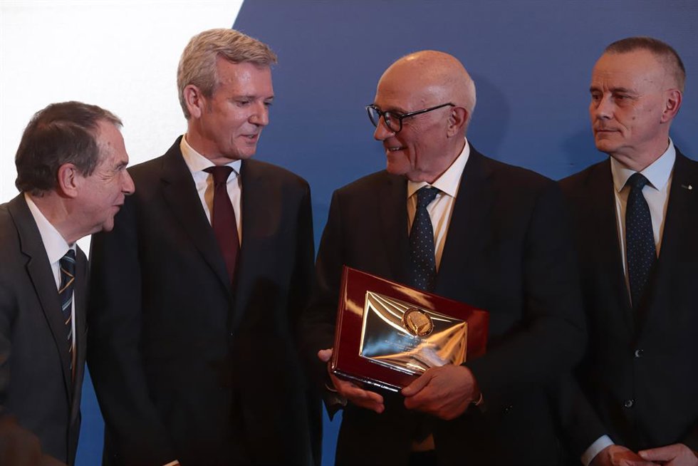 El presidente del Banco Sabadell, Josep Oliu (c), recibe la Medalla de Oro de la Confederación de Empresarios de Pontevedra (CEP), en el Hotel Attica21, a 26 de febrero de 2026, en Vigo, Pontevedra, Galicia (España). La última Comisión Permanente de la 