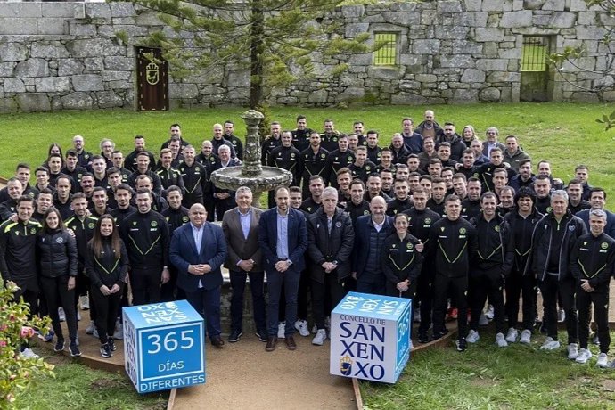 Rafael Louzán visita un seminario de formación arbitral en Sanxenxo.