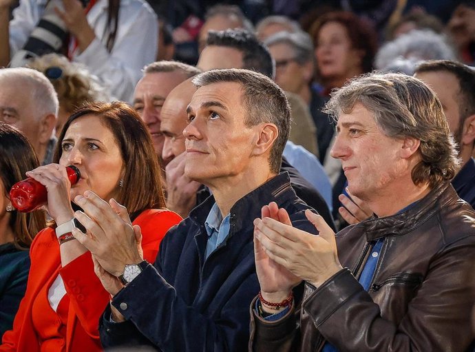 El secretario general del PSOE y presidente del Gobierno, Pedro Sánchez, junto al candidato socialista a la Presidencia de la Junta, Carlos Martínez