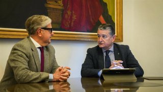 El consejero de Sanidad, Presidencia y Emergencias de la Junta, Antonio Sanz (d), y el presidente de la Diputación, Salvador Fuentes (i), durante la visita institucional a la Diputación de Córdoba. 