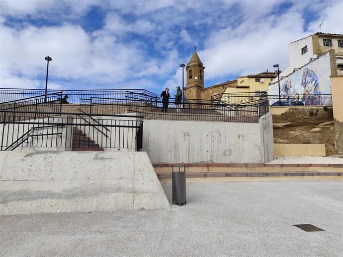 El presidente de la DPH, Isaac Claver, y el alcalde de Grañén, Carlos Sampériz, visitan la plaza de la Iglesia de Grañén.
