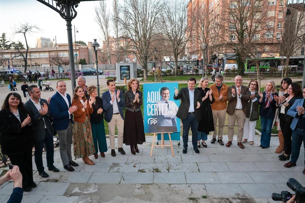 El candidato del PP a la Persidencia de la Junta, Alfonso Fernández Mañueco, a la derecha del cartel de campaña junto a los miembros de la candidatura de la formación en Valladolid.