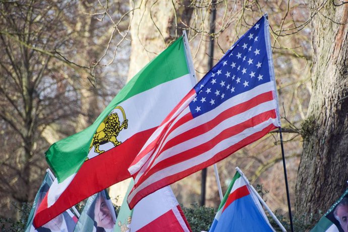 Imagem de arquivo das bandeiras do Irã e dos EUA.