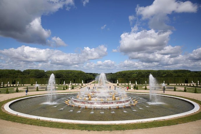 Archivo - PARIS, April 30, 2024  -- People visit the park of the Chateau de Versailles (Palace of Versailles) on its reopening day near Paris, France, on June 6, 2020.