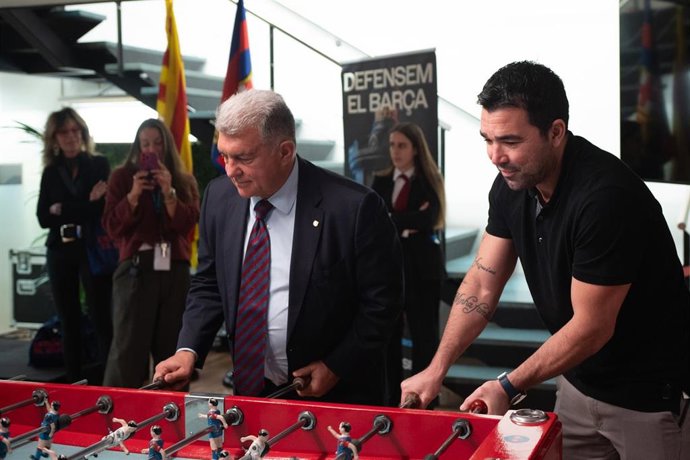 El expresidente y precandidato a la presidencia del FC Barcelona Joan Laporta y el director de fútbol del club, Deco, juegan al futbolín en la sede electoral de Laporta