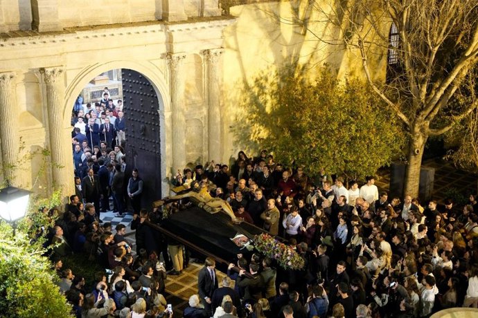 El Cristo de la Buena Muerte de la hermandad de La Hiniesta a su entrada en el Convento de Santa Isabel.