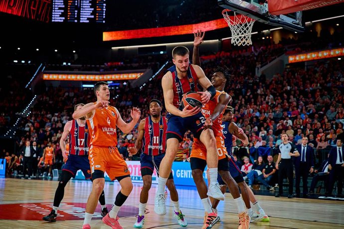 Archivo - Arquivo - 23 de dezembro de 2025, Valência, Espanha: Clement Frisch, do Kosner Baskonia Vitoria-Gasteiz, em ação durante a 18ª rodada da temporada regular da EuroLeague Basketball, entre o Valencia Basket (ESP) e o Kosner Baskonia Vitoria-Gastei
