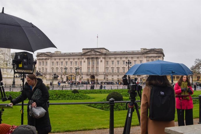 Medios de comunicación se agolpan en el Palacio de Buckingham