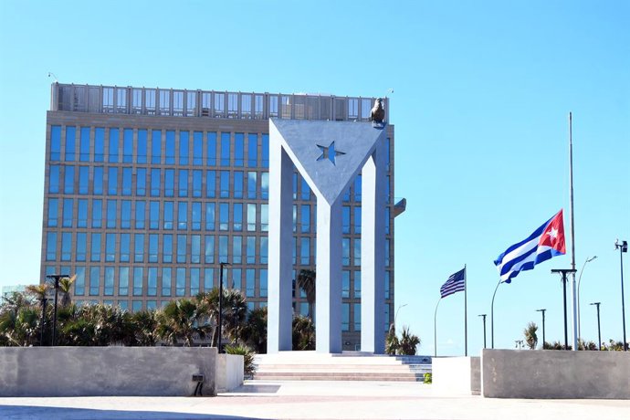 Archivo - HAVANA, Jan. 5, 2026  -- A Cuban flag flies at half-mast in front of the U.S. Embassy in Havana, capital of Cuba, Jan. 5, 2026. Cuban President Miguel Diaz-Canel on Sunday announced two days of national mourning for 32 Cubans killed during the U