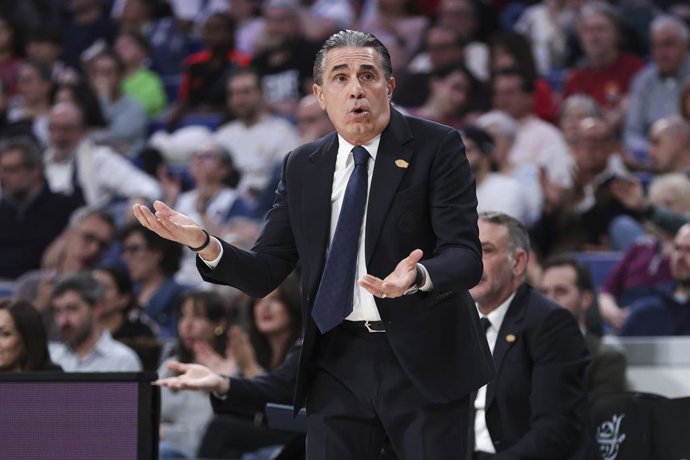 Sergio Scariolo, treinador principal do Real Madrid, gesticula durante a partida da 29ª rodada da temporada regular da EuroLiga da Turkish Airlines entre o Real Madrid e o FC Bayern Munich na Movistar Arena, em 26 de fevereiro de 2026, em Madri, Espanha.