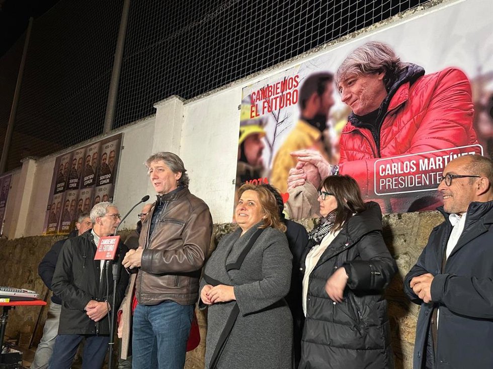 Carlos Martínez, durante la pegada de carteles en Soria.