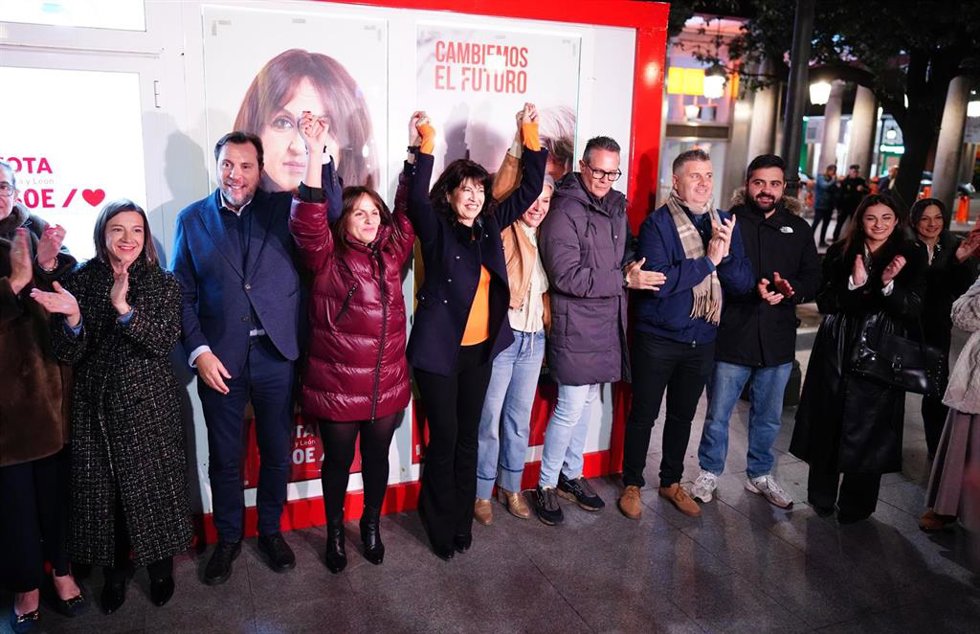 (I-D) El ministro de Transportes y Movilidad Sostenible, Óscar Puente; la candidata del PSOE por Valladolid, Patricia Gómez Urbán; y la ministra de Igualdad, Ana Redondo, durante la pegada de carteles del PSOE en Valladolid.