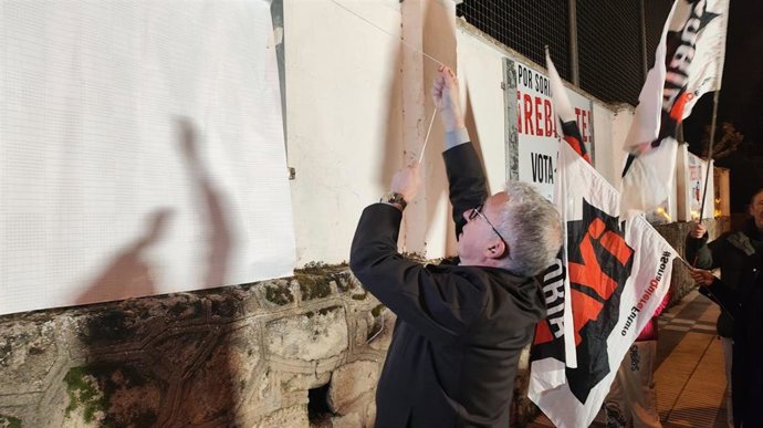 Ángel Ceña destapa el cartel de Soria ¡YA! en el inicio de la campaña electoral