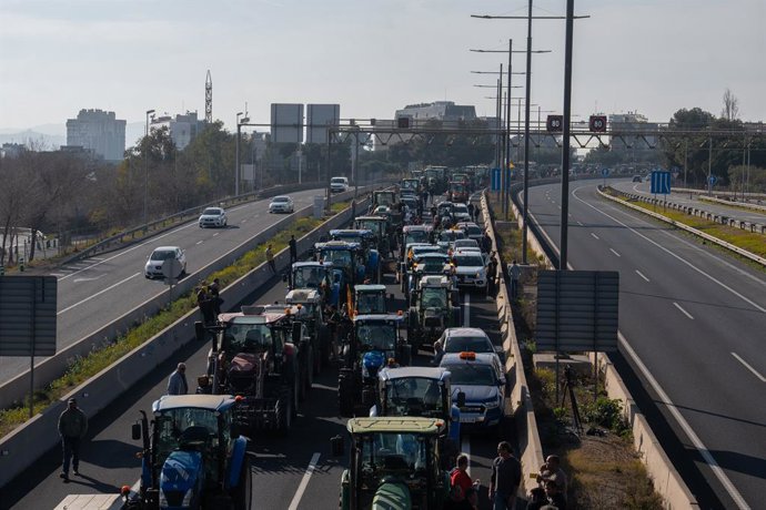 Archivo - Varios tractores de agricultores se dirigen a la avenida Diagonal durante una manifestación