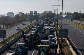 Archivo - Varios tractores de agricultores se dirigen a la avenida Diagonal durante una manifestación en la segunda jornada de protestas, a 7 de febrero de 2024 en Barcelona, Catalunya (España). Agricultores y ganaderos de toda España han sacado sus tract
