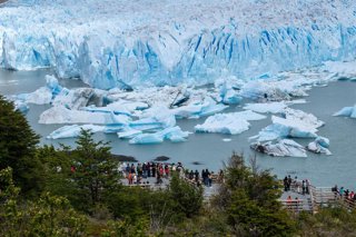 Archivo - Un grupo de turistas disfrutan frente al glaciar Perito Moreno en el Parque Nacional Los Glaciares, provincia de Santa Cruz, Argentina