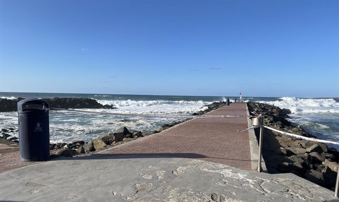 Archivo - Playa de Las Canteras, en Las Palmas de Gran Canaria, con bandera roja y prohibición de bañarse por olas, fenómenos meteorológicos adversos