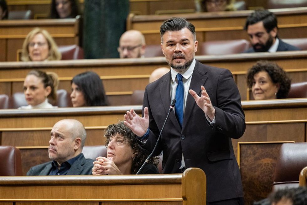 Archivo - El portavoz de ERC en el Congreso, Gabriel Rufián, interviene durante una sesión de control al Gobierno, en el Congreso de los Diputados