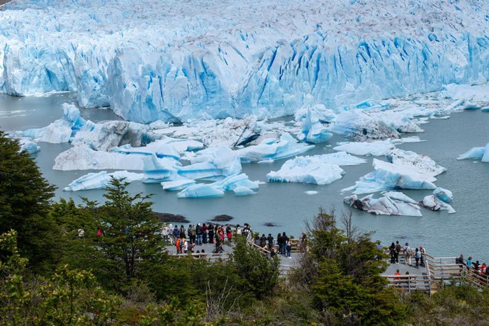 SANTA CRUZ, Jan. 6, 2026  -- Tourists enjoy the scenery of Perito Moreno Glacier in Los Glaciares National Park, Santa Cruz Province, Argentina, Jan. 3, 2026.