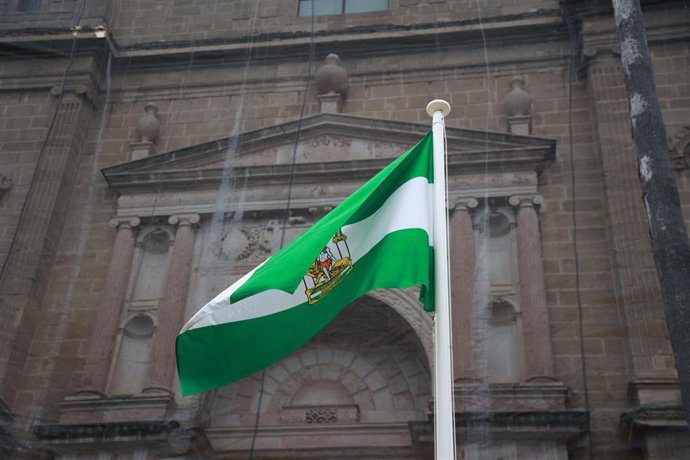 Archivo - Bandera de Andalucía, la Arbonaida, izada en el Patio del Recibimiento del Parlamento andaluz con motivo del 28F. A 28 de febrero de 2025, en Sevilla (Andalucía, España).  (Foto de archivo).