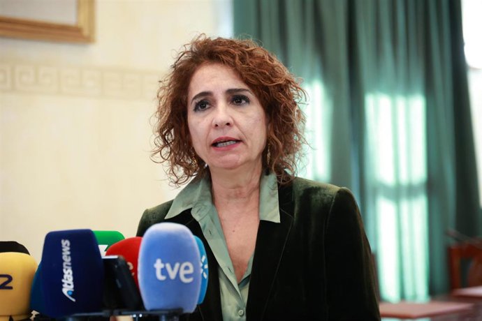 La secretaria general del PSOE-A y vicepresidenta primera del Gobierno y ministra de Hacienda, María Jesús Montero, atiende a los medios antes de mantener una reunión en Grazalema con los alcaldes de la Mancomunidad de Municipios de la Sierra de Cádiz. A 