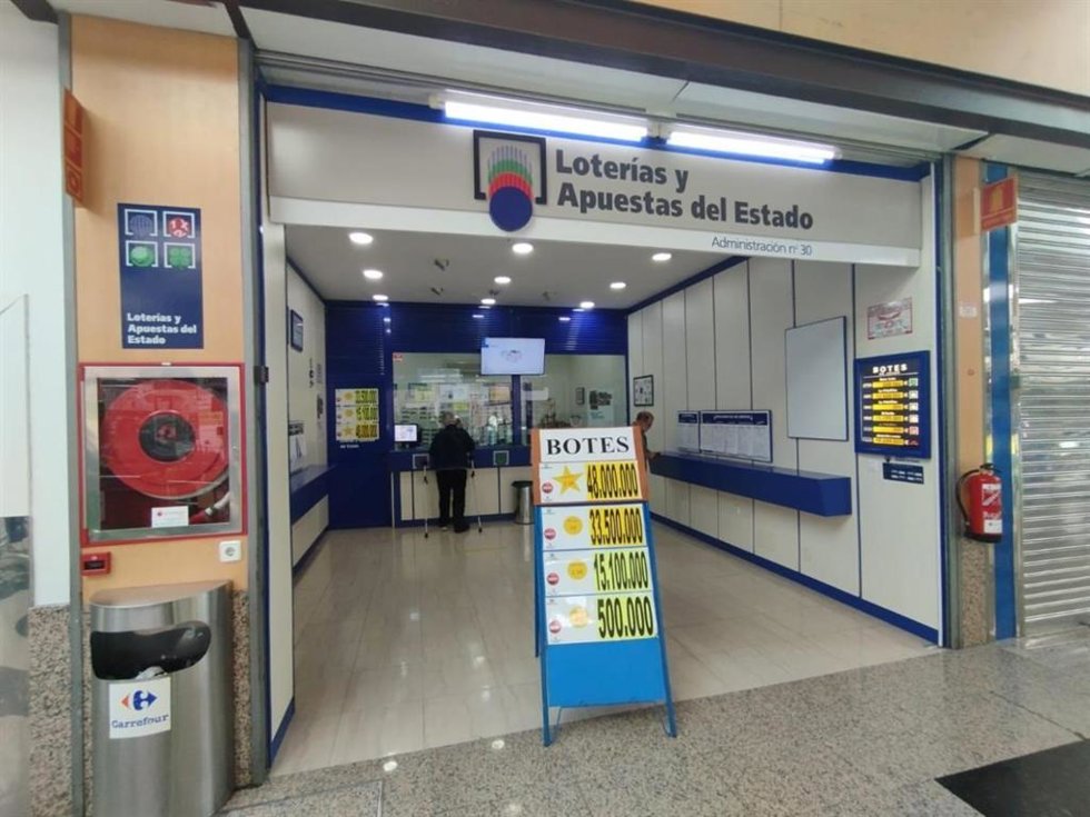 Administración de Lotería del centro comercial Carrefour de El Alisal, en Santander