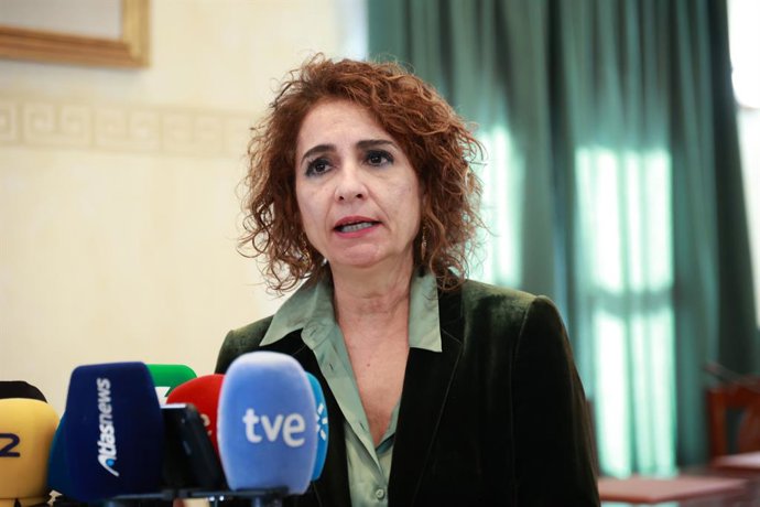 A secretária-geral do PSOE-A, vice-presidente primeira do Governo e ministra das Finanças, María Jesús Montero, fala com a imprensa antes de se reunir em Grazalema com os prefeitos da Associação de Municípios da Serra de Cádiz. A 