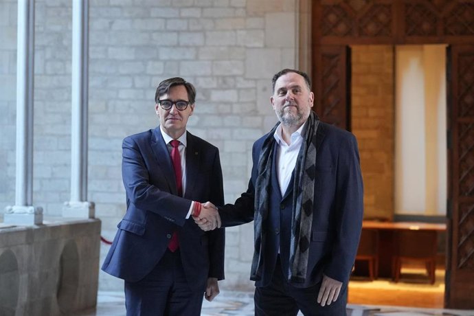 Archivo - El presidente de la Generalitat, Salvador Illa, y el presidente de ERC, Oriol Junqueras, en una imagen de archivo en el Palau de la Generalitat