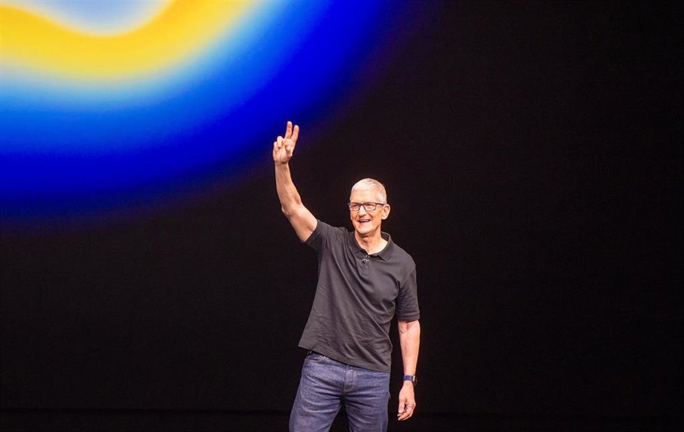 Archivo - 09 September 2025, US, Cupertino: Apple CEO Tim Cook attends the presentation of new iPhone models. Photo: Andrej Sokolow/dpa