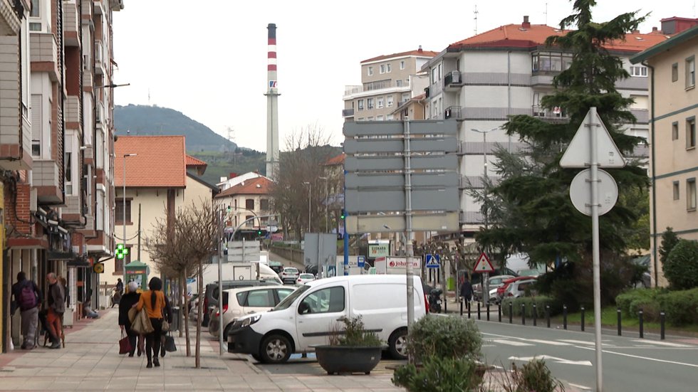 Imagen de Muskiz (Bizkaia) con la imagen de Petronor al fondo