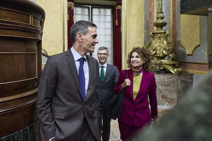 (I-D) O presidente do Governo, Pedro Sánchez; o ministro da Presidência, Justiça e Relações com os Tribunais, Félix Bolaños; e a vice-presidente primeira e ministra das Finanças, María Jesús Montero; durante uma sessão plenária, no Congresso dos Deputados