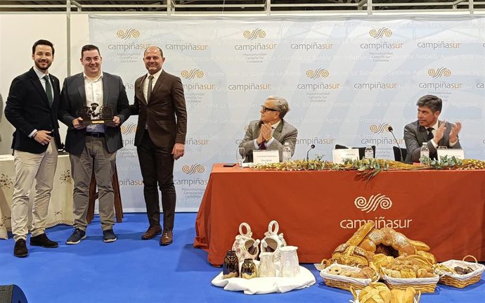 Entrega del reconocimiento a la Panadería Gonzalo Ansio.