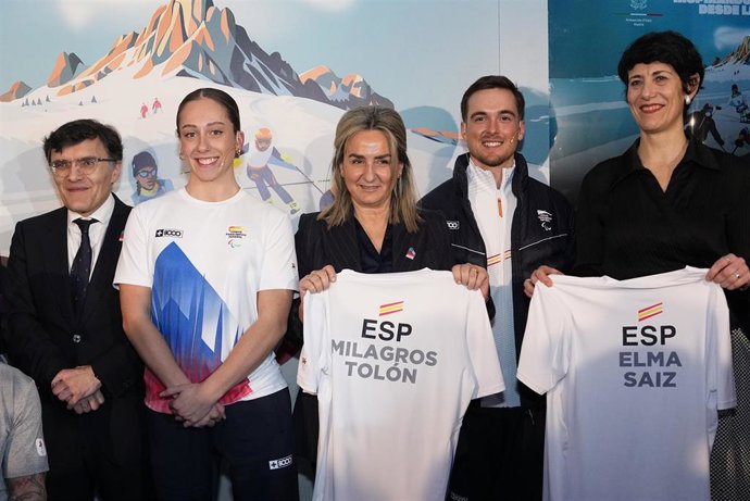 De izda a dcha: Alberto Durán, Audrey Pascual, Milagros Tolón, Emilio Redondo y Elma Saiz tras la presentación del Equipo Paralímpico Español para los Juegos de Invierno de 2026