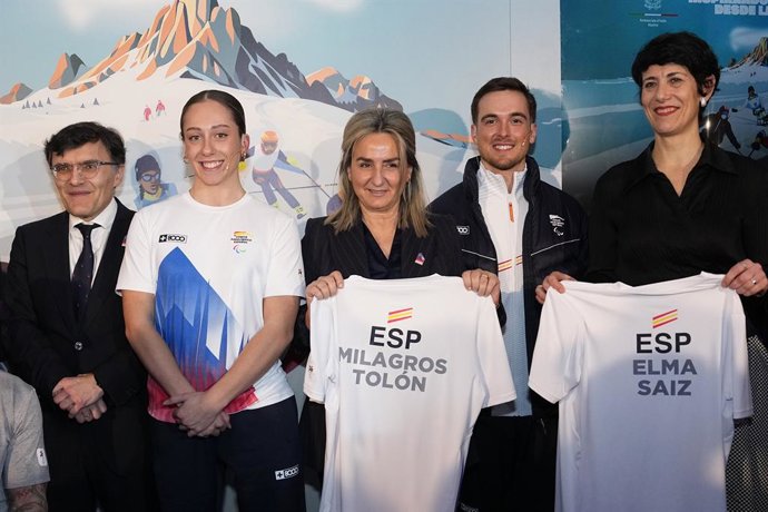 Photo family with Alberto Duran, President of the Spanish Paralympic Committee; Audrey Pascual; Milagros Tolon, Minister of Education, Vocational Training and Sport; Emilio Redondo; and Elma Saiz, Minister of Inclusion, Social Security and Migration; duri