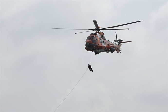 Archivo - Arquivo - O helicóptero Helimer da Salvamento Marítimo durante um exercício de exibição de resgate pelo seu 30º aniversário, no porto de A Coruña, a 28 de agosto, em A Coruña, Galiza (Espanha). O objetivo desta comemoração é dar a conhecer a