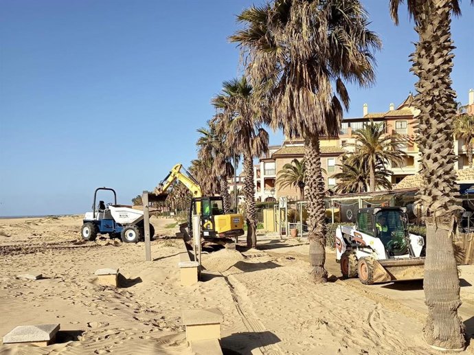 Máquinas trabajando en la puesta a punto de las playas de Ayamonte tras los temporales.