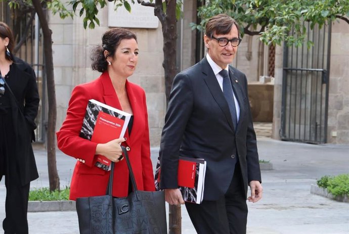 El presidente de la Generalitat, Salvador Illa, y la consellera de Economía y Finanzas, Alícia Romero, antes del Consell Executiu extraordinario de este viernes para aprobar los Presupuestos de 2026