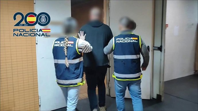 Agentes de la Policía Nacional junto al detenido