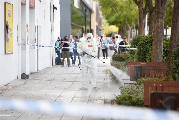 Archivo - Una mujer limpia la zona del suceso en las inmediaciones de la discoteca ‘Caña Brava’, a 3 de octubre de 2022, en Fuenlabrada, Madrid (España). 