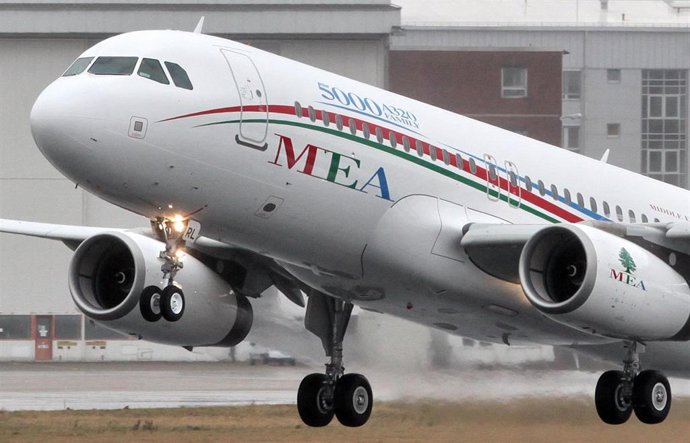 Archivo - FILED - 20 January 2012, Hamburg: An Airbus A320 of Middle East Airlines takes off after the official 5000th delivery of a machine of the A320 family in Hamburg. Photo: picture alliance / dpa
