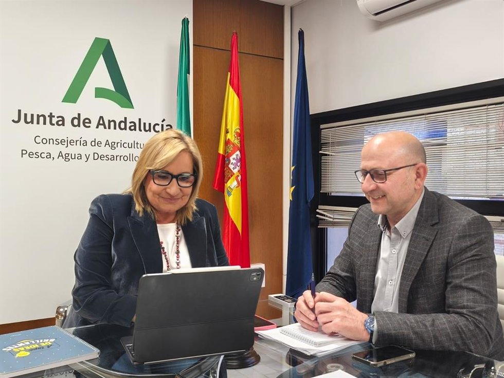 La viceconsejera de Agricultura, Pesca, Agua y Desarrollo Rural, Consolación Vera, durante su reunión con las organizaciones agrarias profesionales.