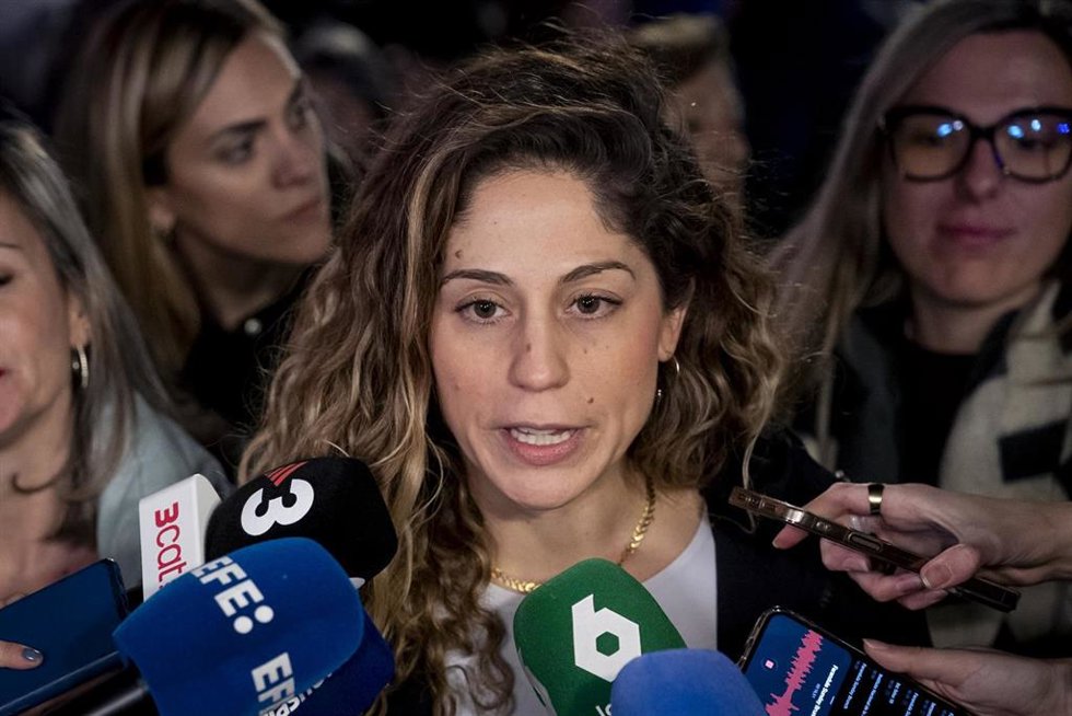 Archivo - La coordinadora general de Sumar, Lara Hernández, atiende a los medios de comunicación, durante una concentración por el día de la Eliminación de la violencia contra las Mujeres, a 25 de noviembre de 2025, en Madrid (España).