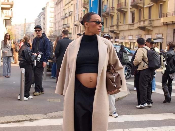Ana Peleteiro luce su look premamá más atrevido y rompedor en la Milan Fashion Week