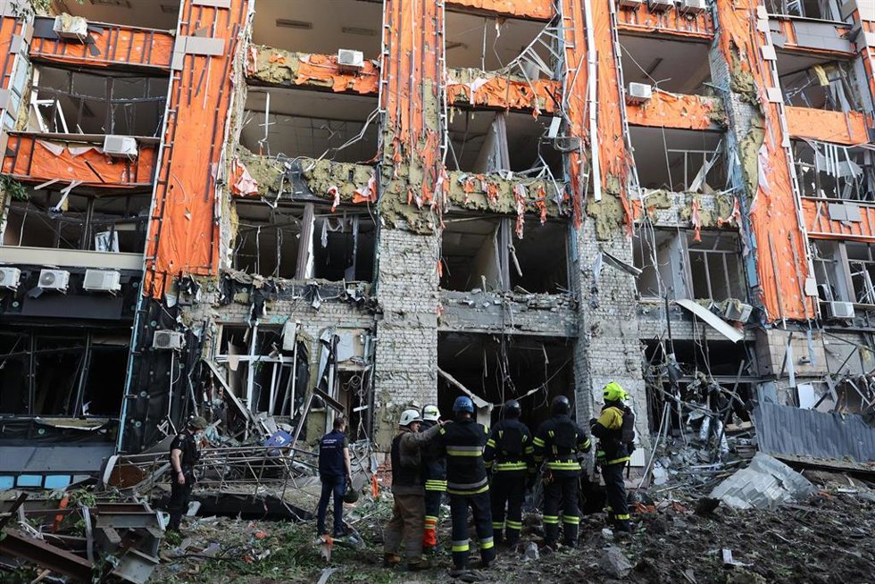 Archivo - Daños en un edificio de Járkov atacado por el Ejército de Rusia en mayo de 2024 (archivo)
