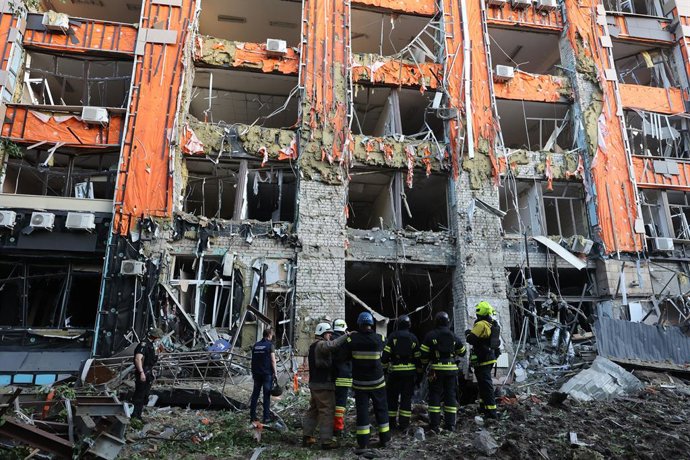 Archivo - 25 May 2024, Ukraine, Kharkiv: Rescue workers stand in front of an office building that was destroyed by a Russian missile attack in the center of Kharkiv in northeastern Ukraine. Photo: -/Ukrinform/dpa
