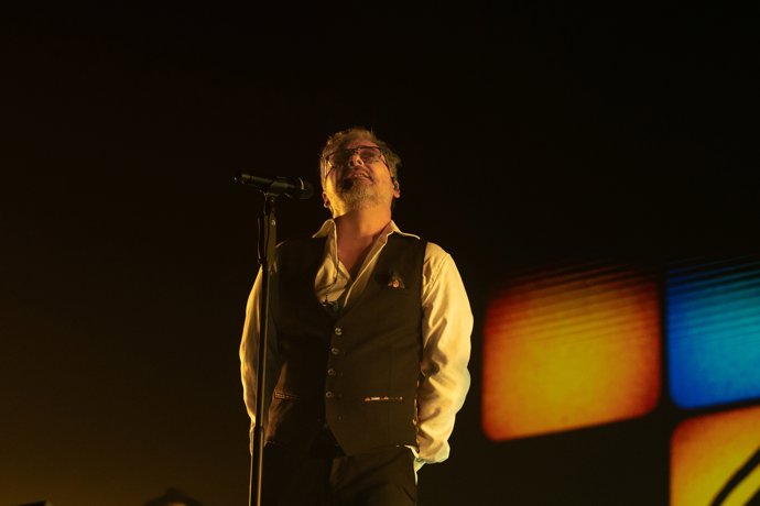 Archivo - El grupo Love of Lesbian, durante su actuación en el Movistar Arena, a 1 de noviembre de 2025, en Madrid (España). Es una de las bandas más icónicas del indie pop español, originaria de Barcelona y formada en 1997. Encabezada por Santi Balmes, l