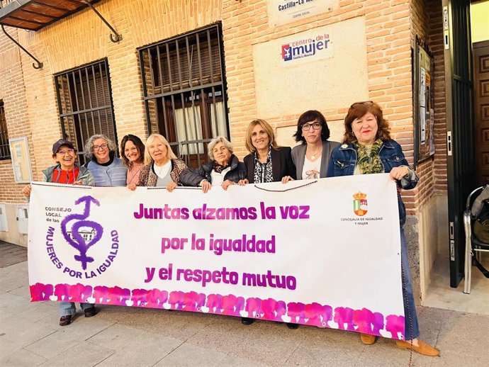 Integrantes del Consejo junto al Ayuntamiento de El Casar.
